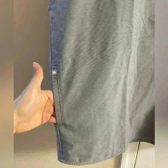 Figs NWOT technical collection grey side pockets scrub top men. Large - Picture 2 of 5